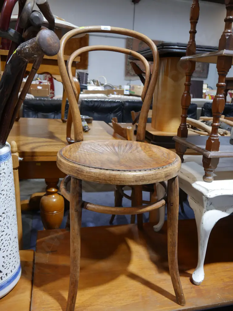 Bentwood chair Image 1++