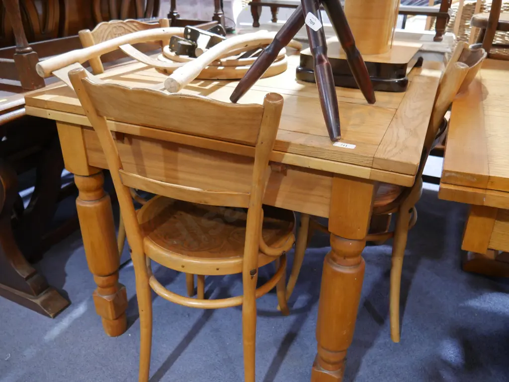 Dining table and 4 chairs Image 1++