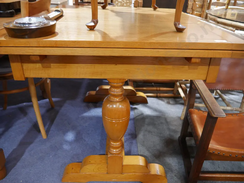 Oak dining table Image 1++
