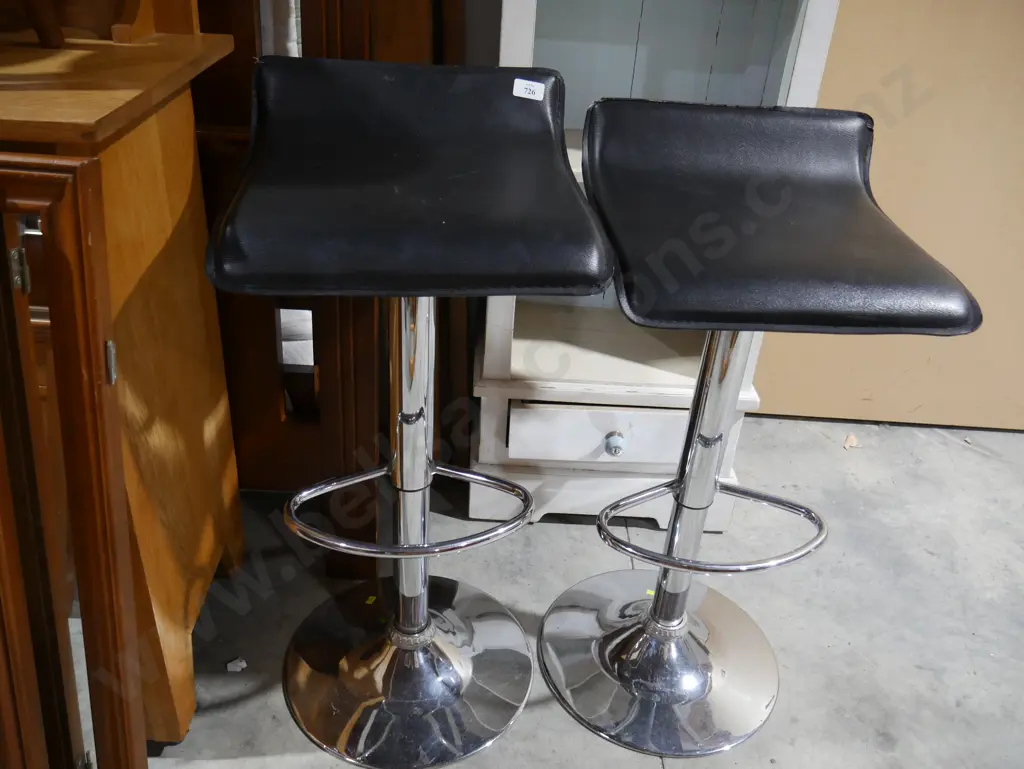 2 barstools Image 1++