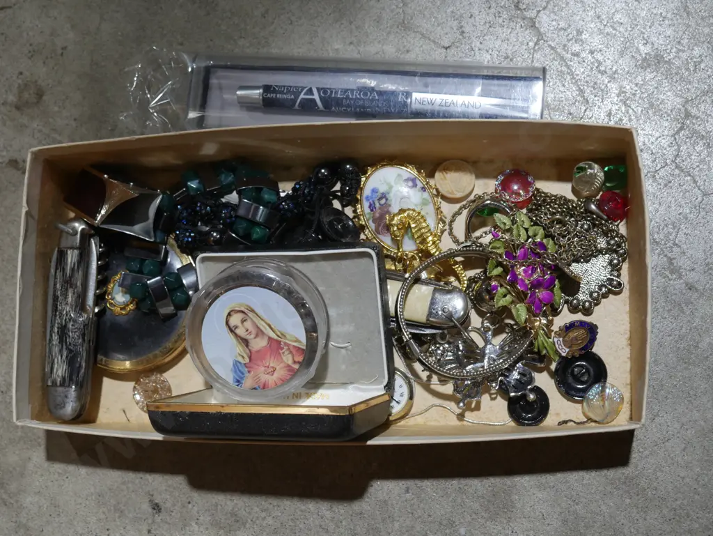 Pocket knives, costume jewellery etc Image 1++