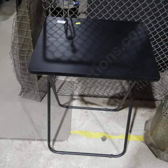 Folding table