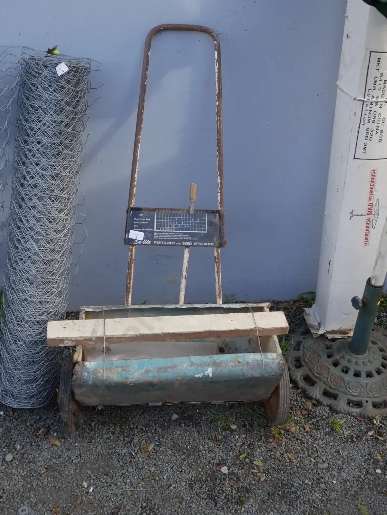 Seed and fertiliser spreader Image 1++