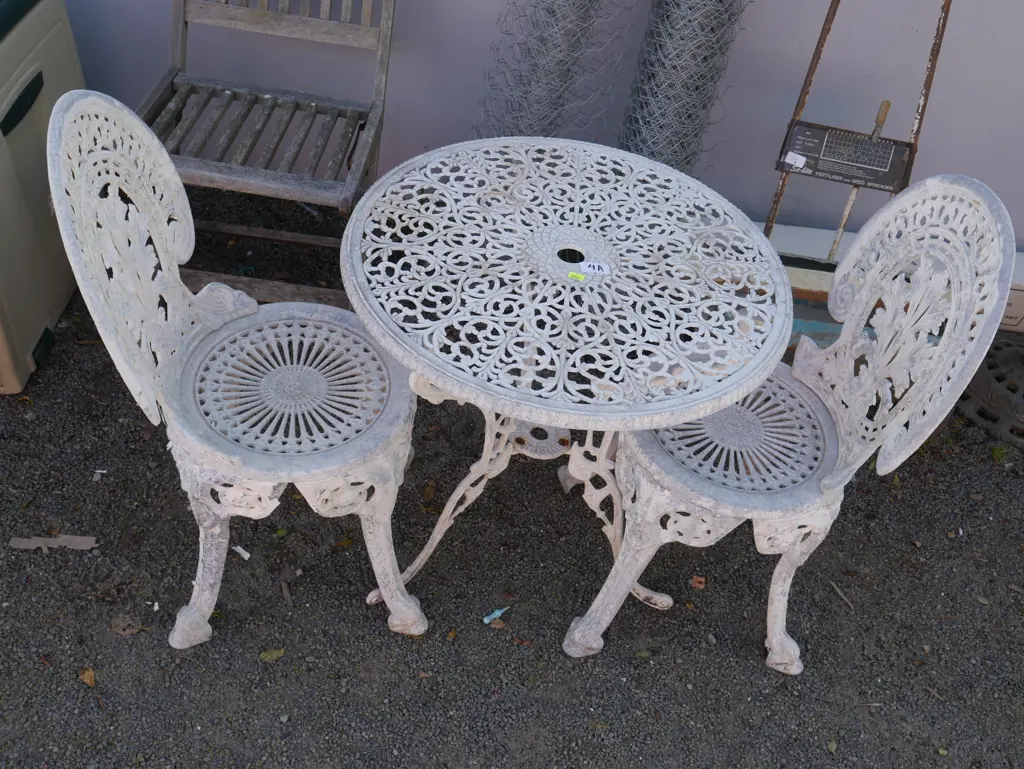White metal table and 2 chairs Image 1++