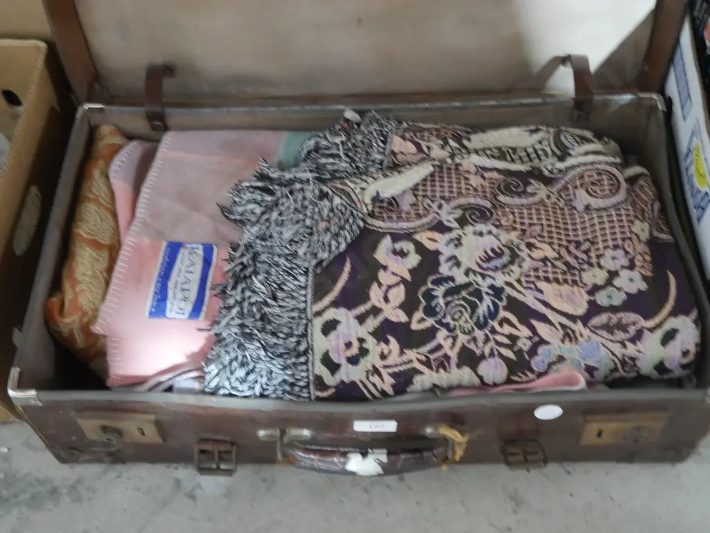 Vintage suitcase, blankets Image 1++