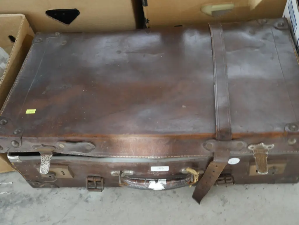 Vintage suitcase, blankets Image 1++