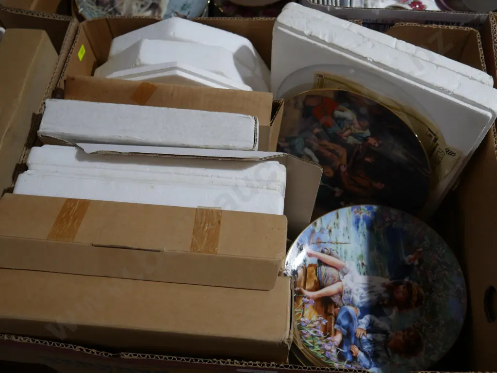 Assorted picture plates Image 1++