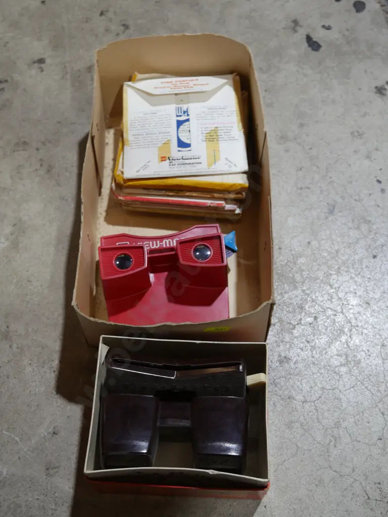 2 view masters and pictures Image 1++