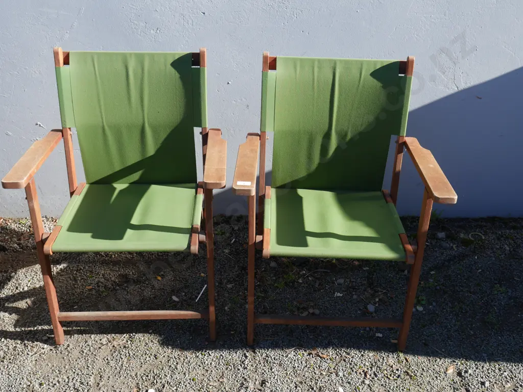 2 fold up outdoor chairs Image 1++