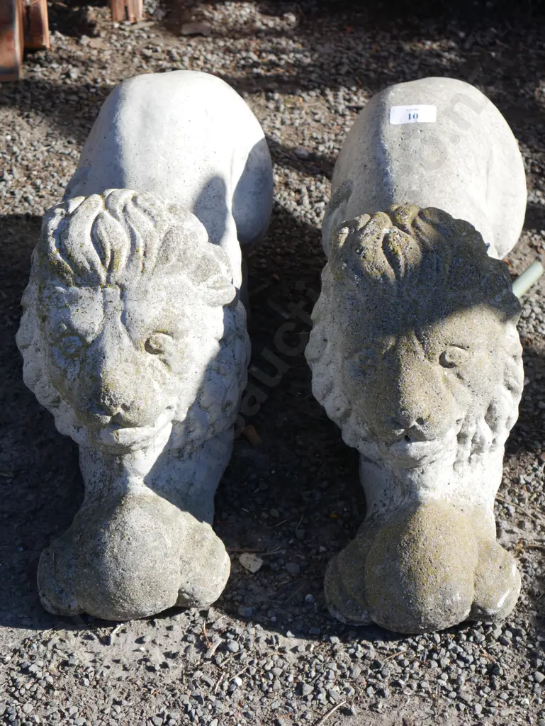Pair of concrete lions Image 1++