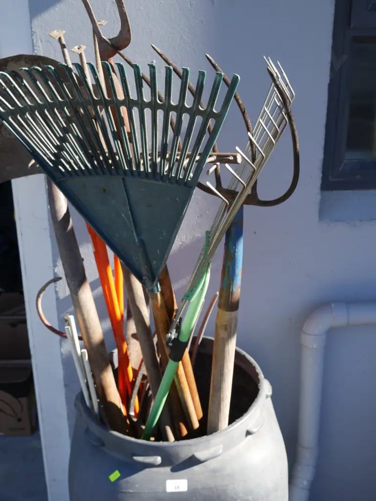 Assorted garden tools Image 1++