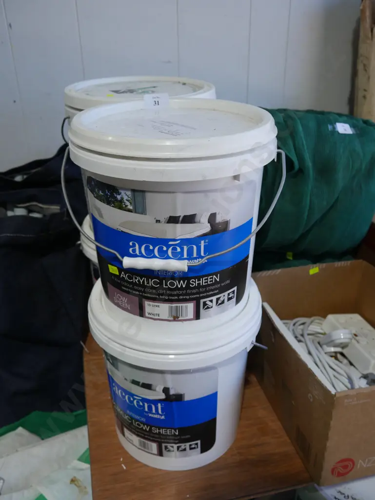 4 buckets of paint Image 1++
