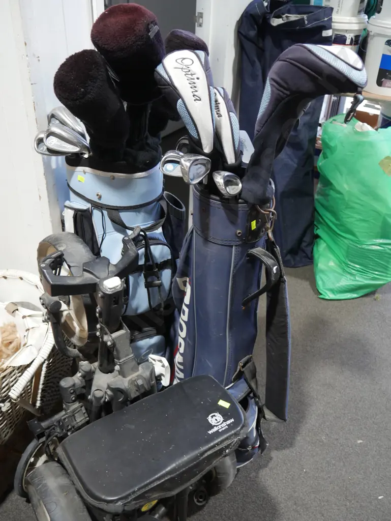 Golf clubs, bags and trundler Image 1++