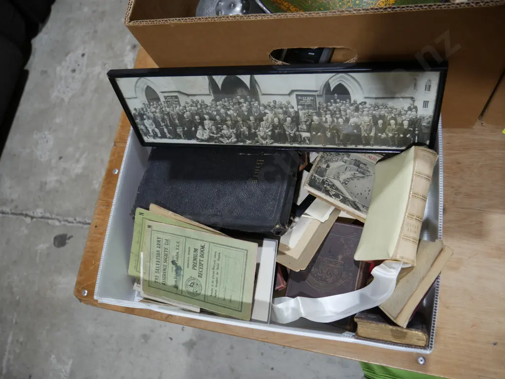 Bibles, old photos etc Image 1++