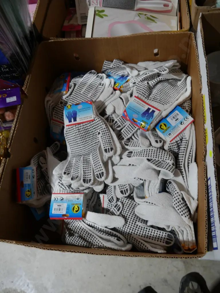 Box of work gloves Image 1++