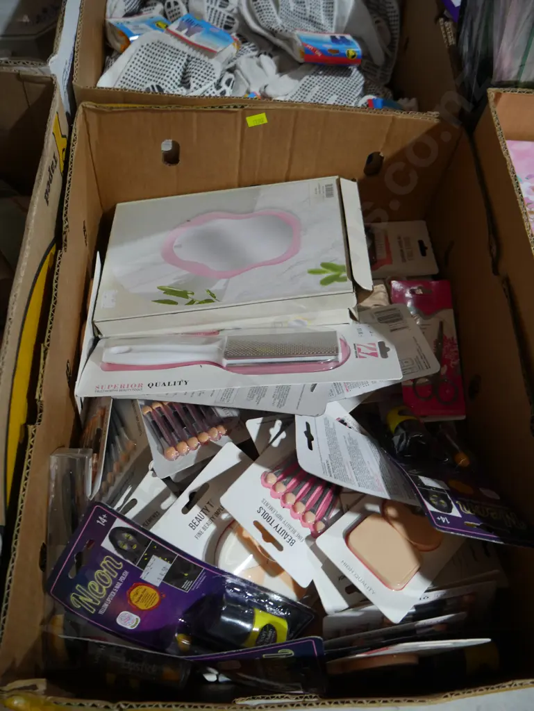 Assorted cosmetic items Image 1++