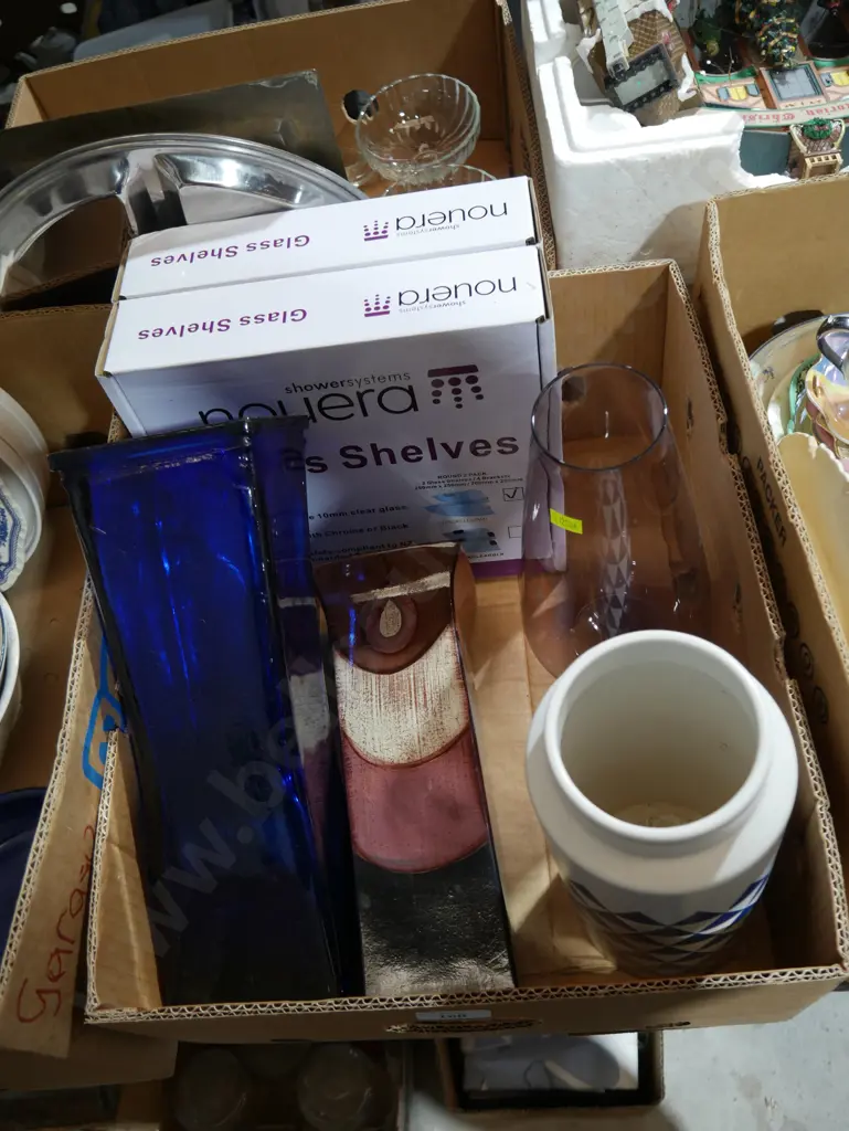 Glass shelves, vases Image 1++