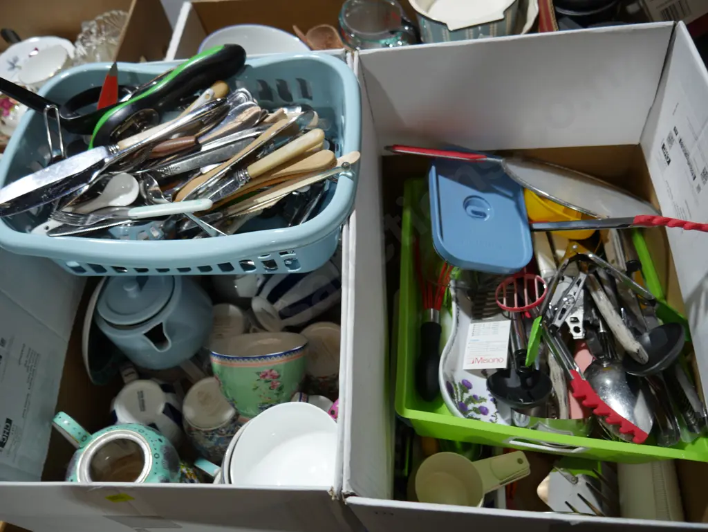 Two boxes of kitchenware Image 1++