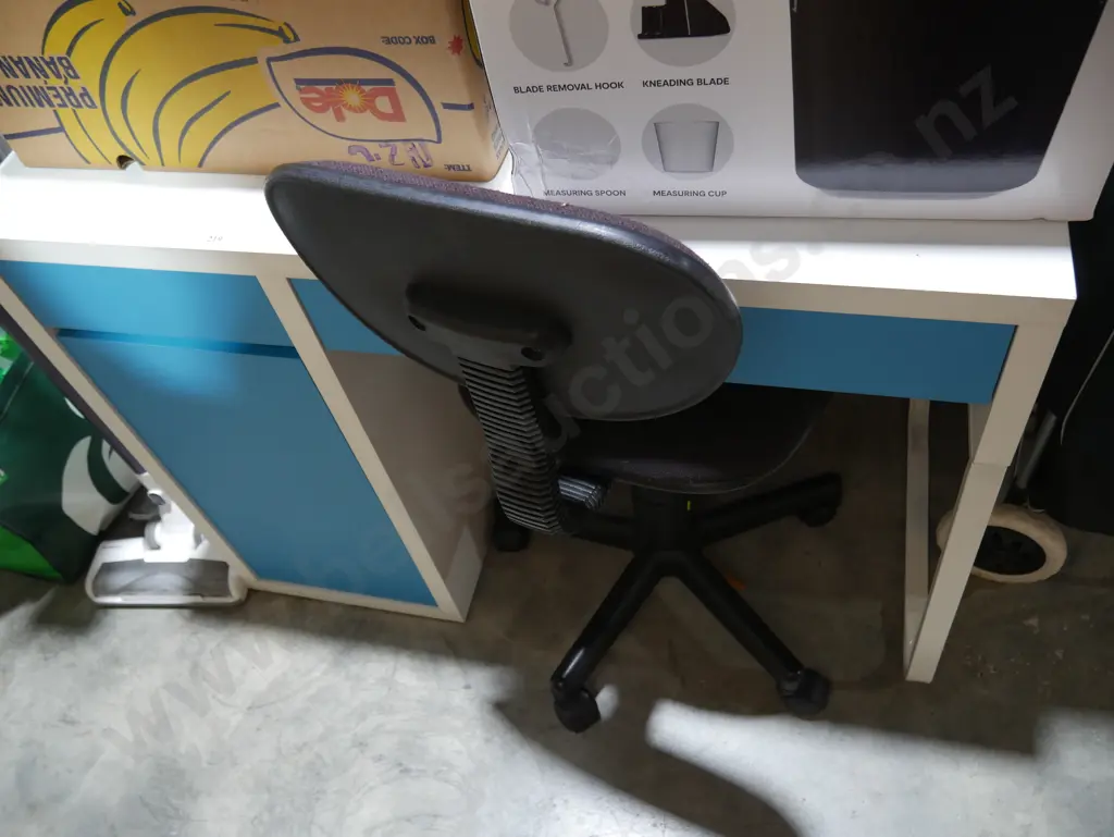 Students desk and chair Image 1++
