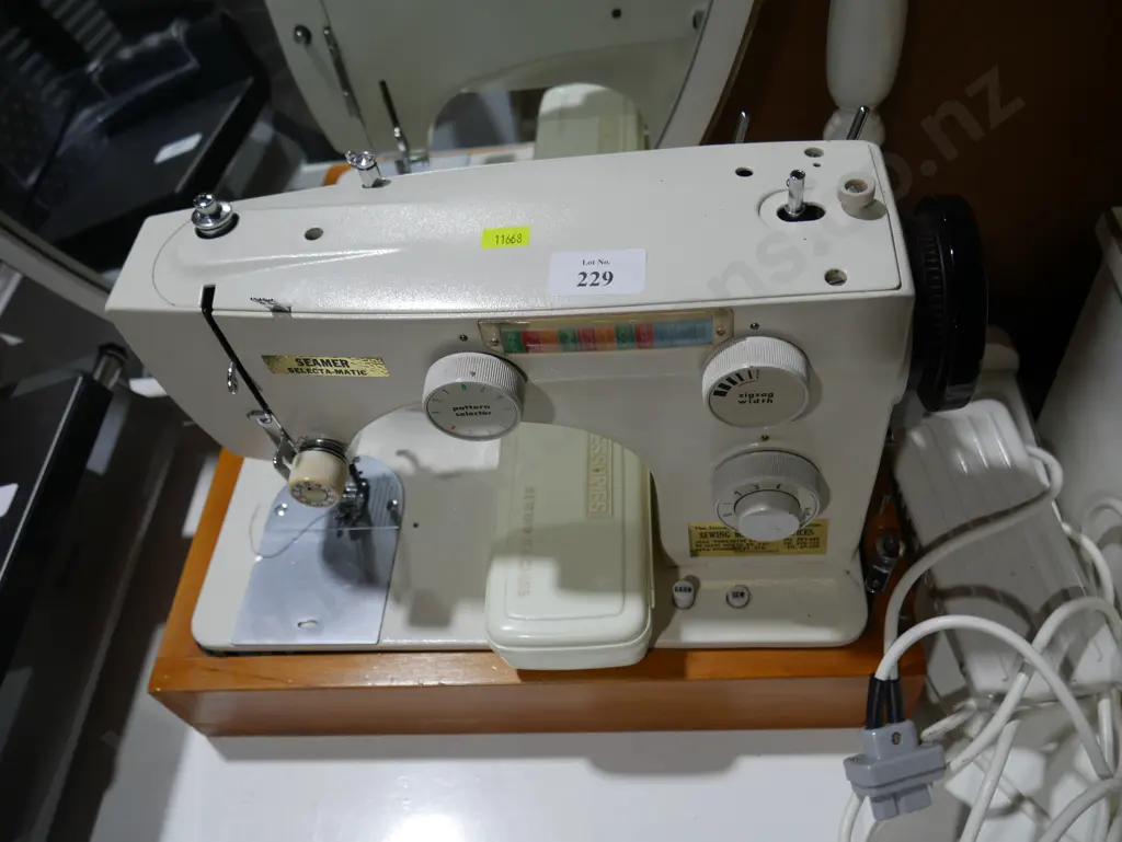 Sewing machine Image 1++