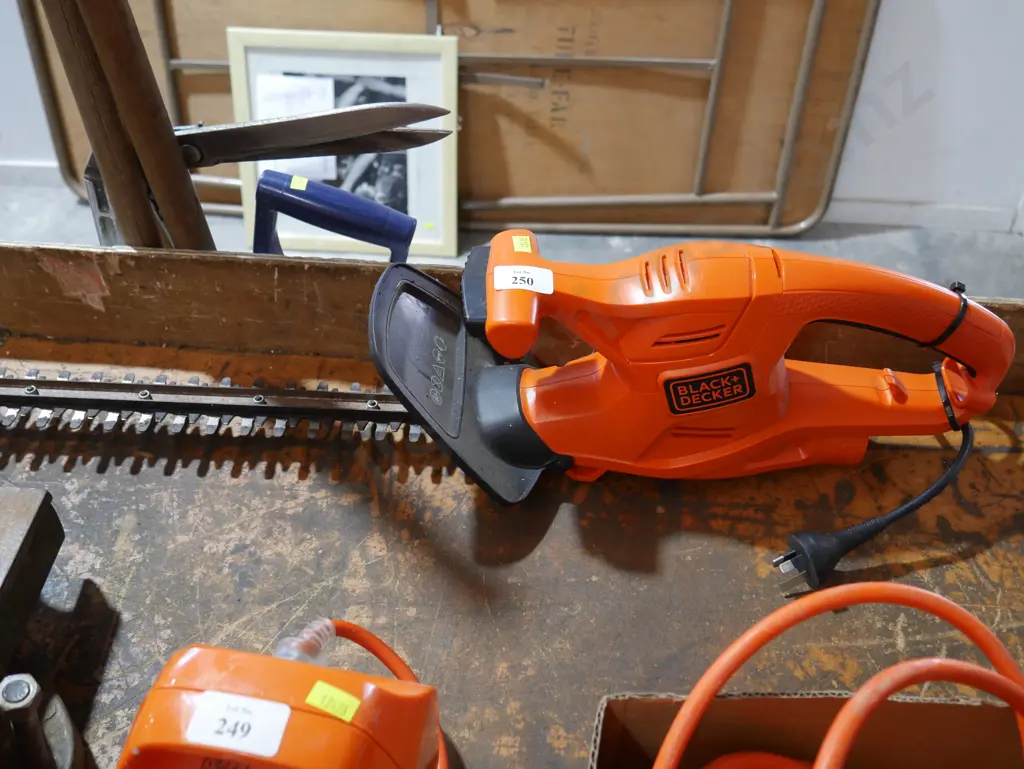 Electric Black & Decker hedge trimmer Image 1++