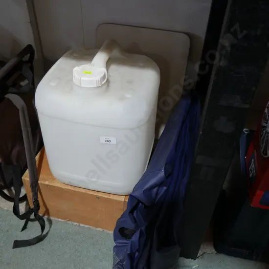 Water container and air bed
