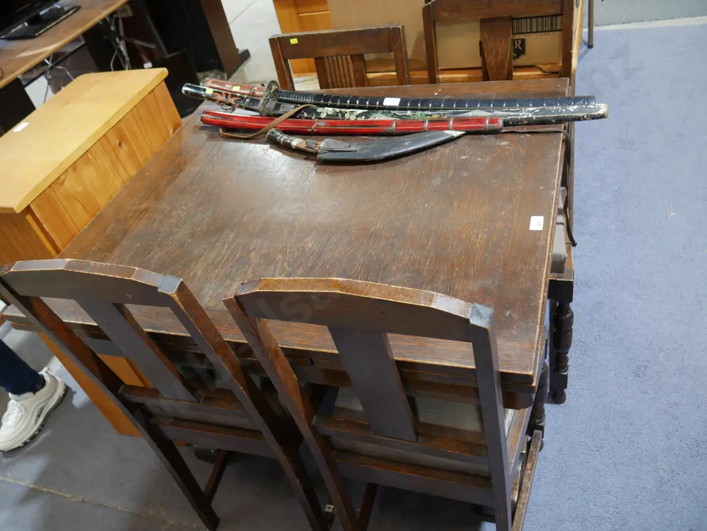 Extension dining table and four chairs Image 1++