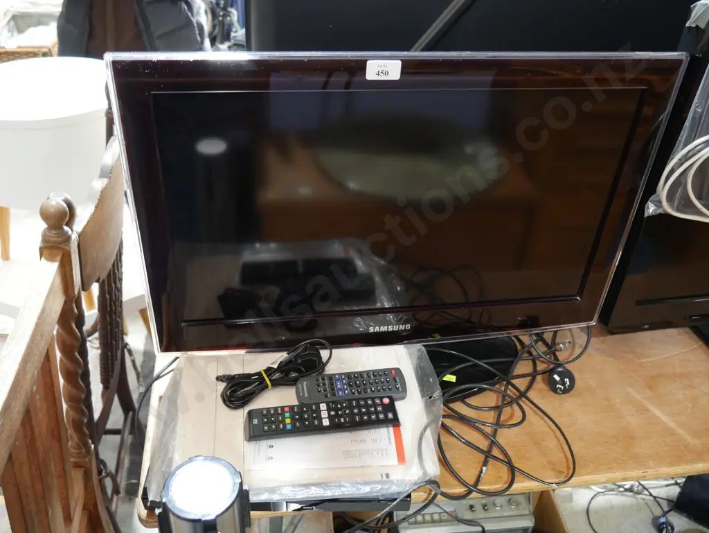 Samsung 26 inch TV and DVD player Image 1++