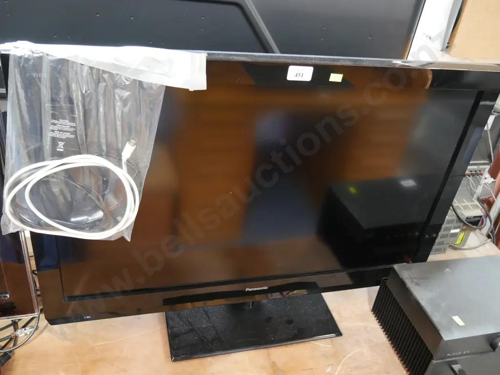 Panasonic 32-in TV Image 1++