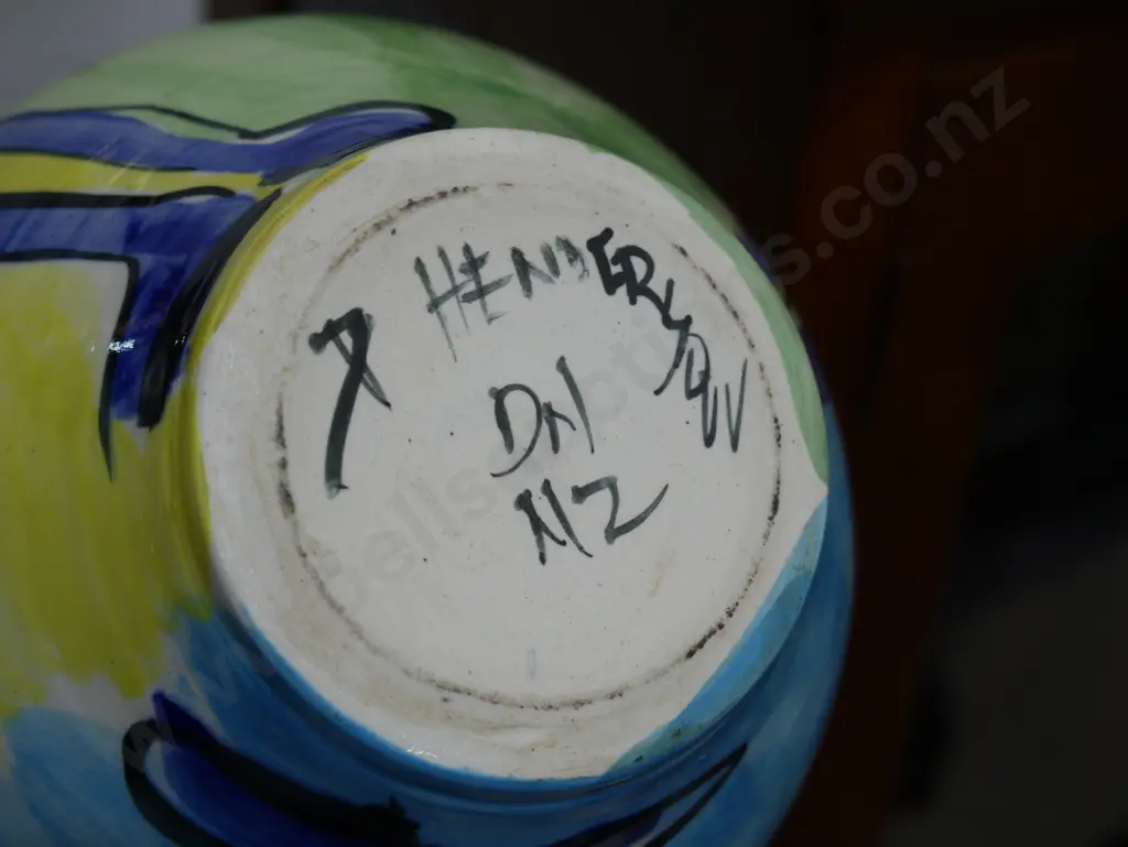 Henderson Dunedin pottery vase Image 1++