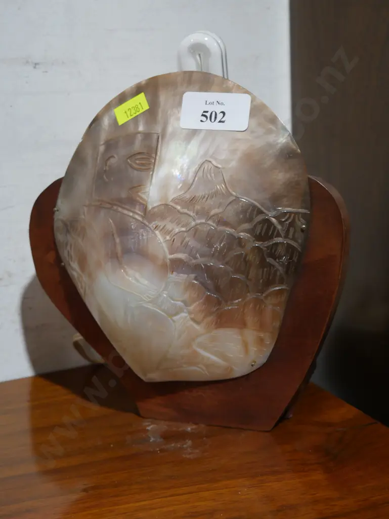 Carved shell lamp Image 1++
