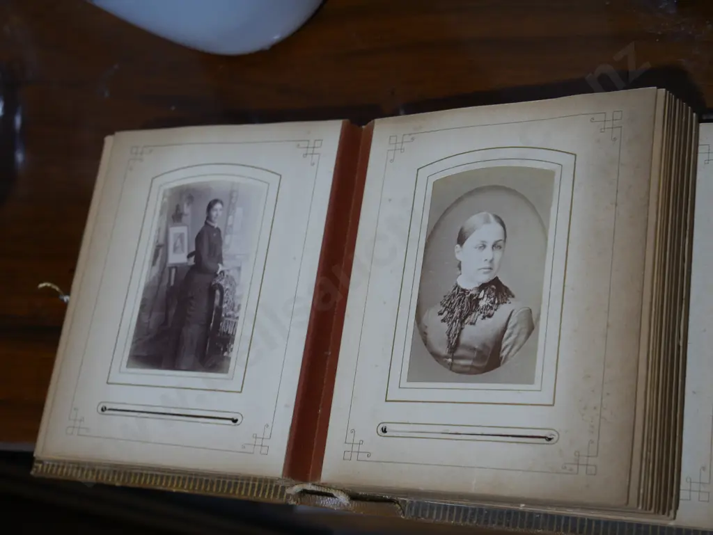 Victorian album with old photos Image 1++
