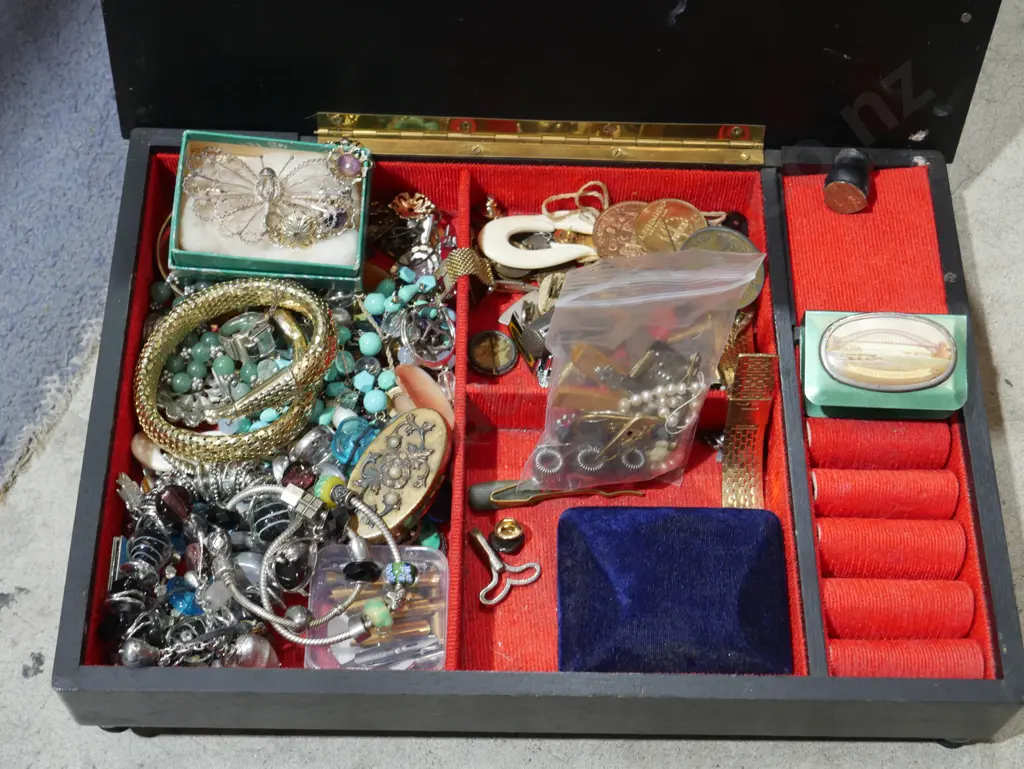 Jewellery box and contents Image 1++