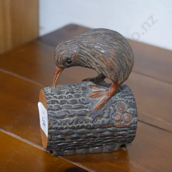 Carved kiwi by Wiremu kutuheri