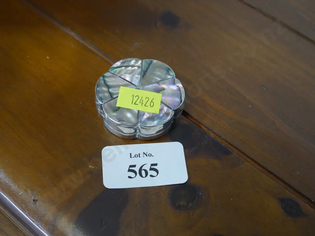 Selling silver trinket  box Image 1++