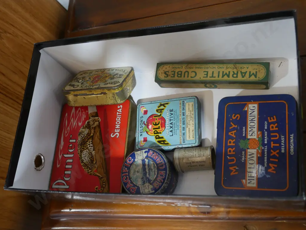 Assorted tins Image 1++