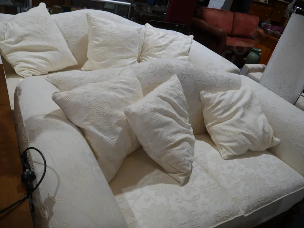 2 piece lounge suite Image 1++