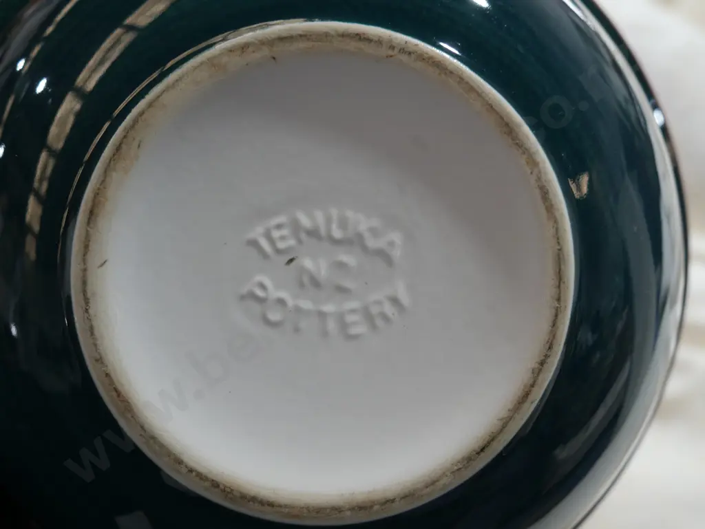 Temuka pottery lidded dish Image 1++