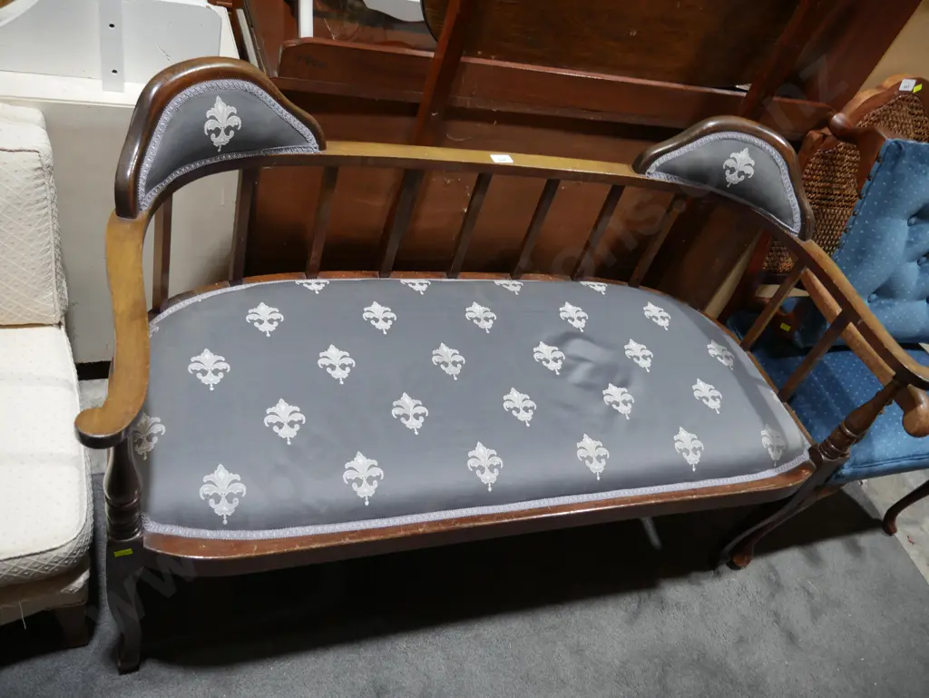 Parlour settee Image 1++