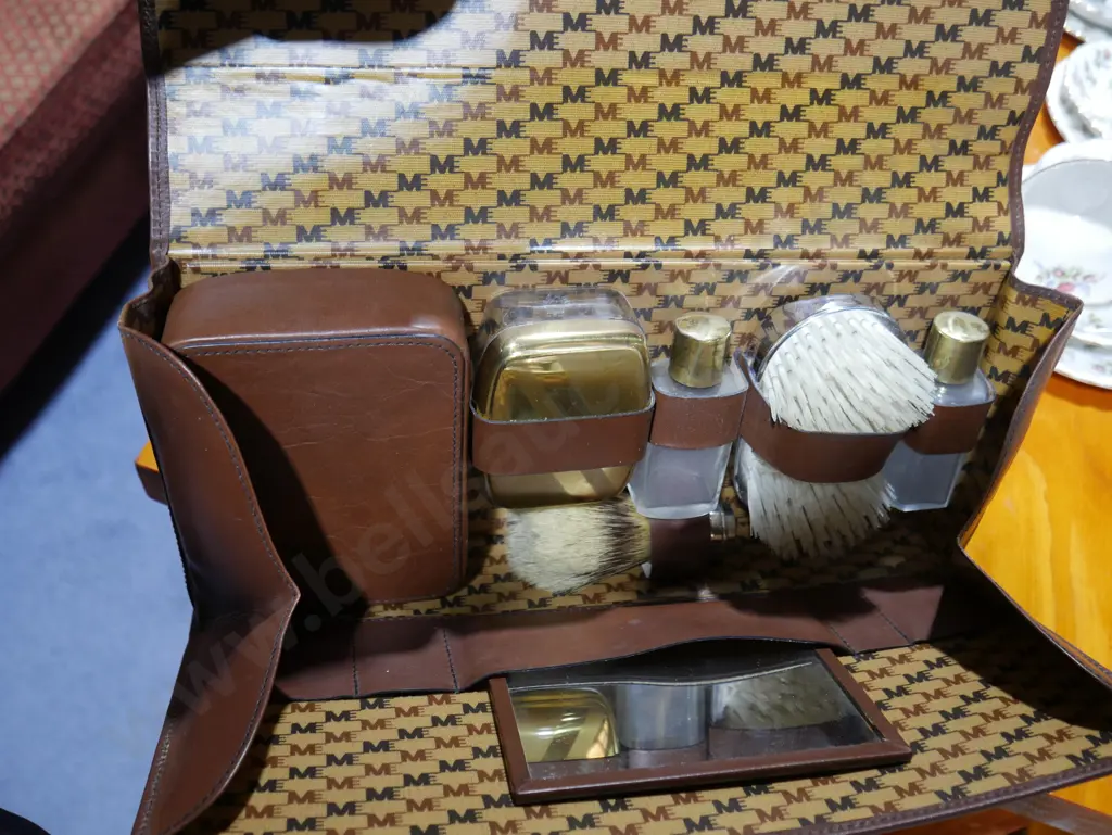 Mens travel toilet set Image 1++