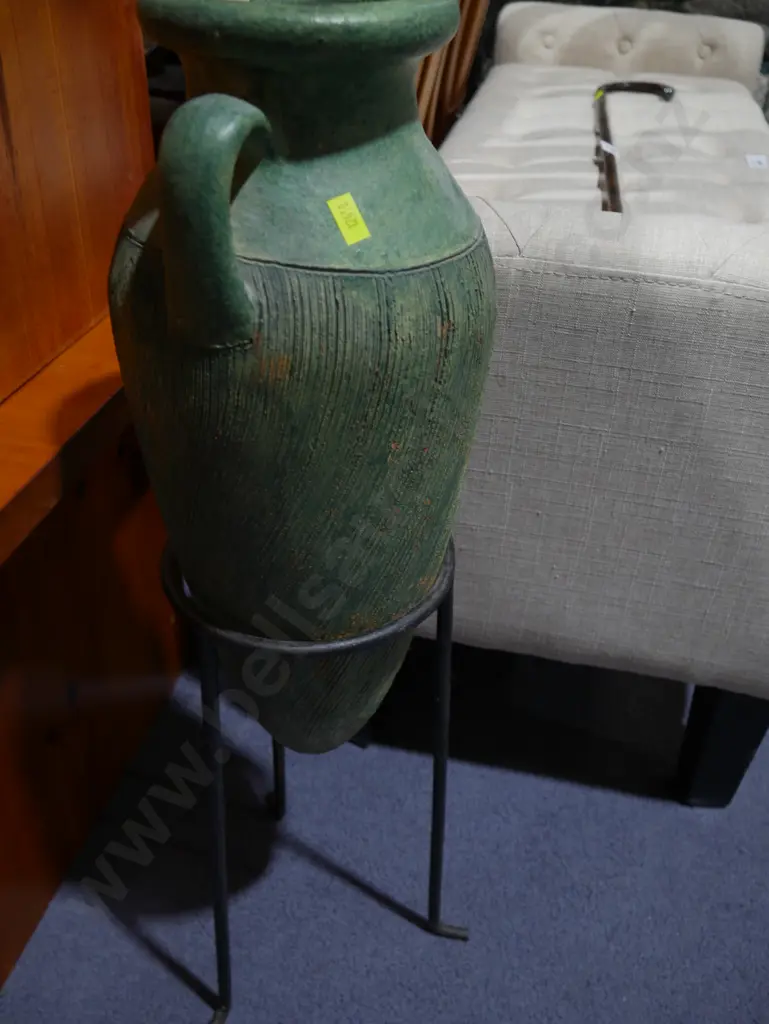 Pottery vase and stand Image 1++