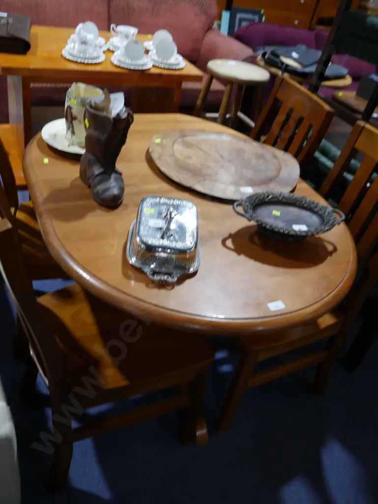 Dining table and four chairs Image 1++