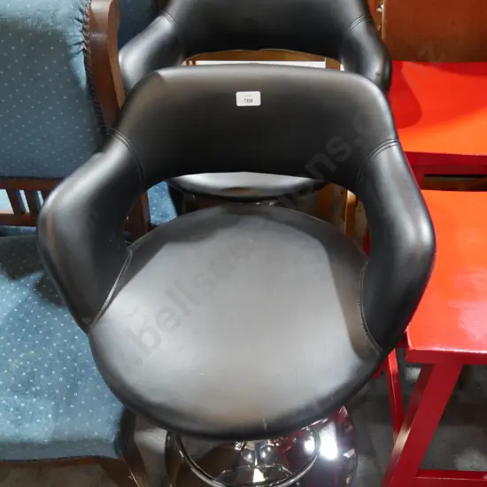 2 bar stools