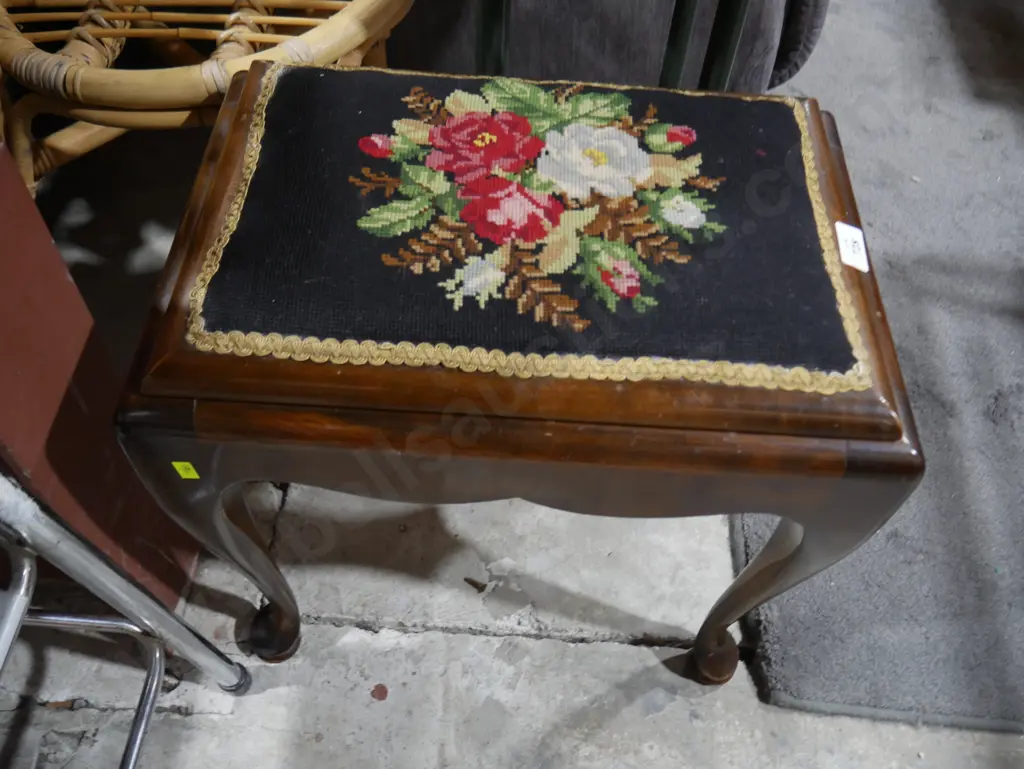 Small piano stool Image 1++