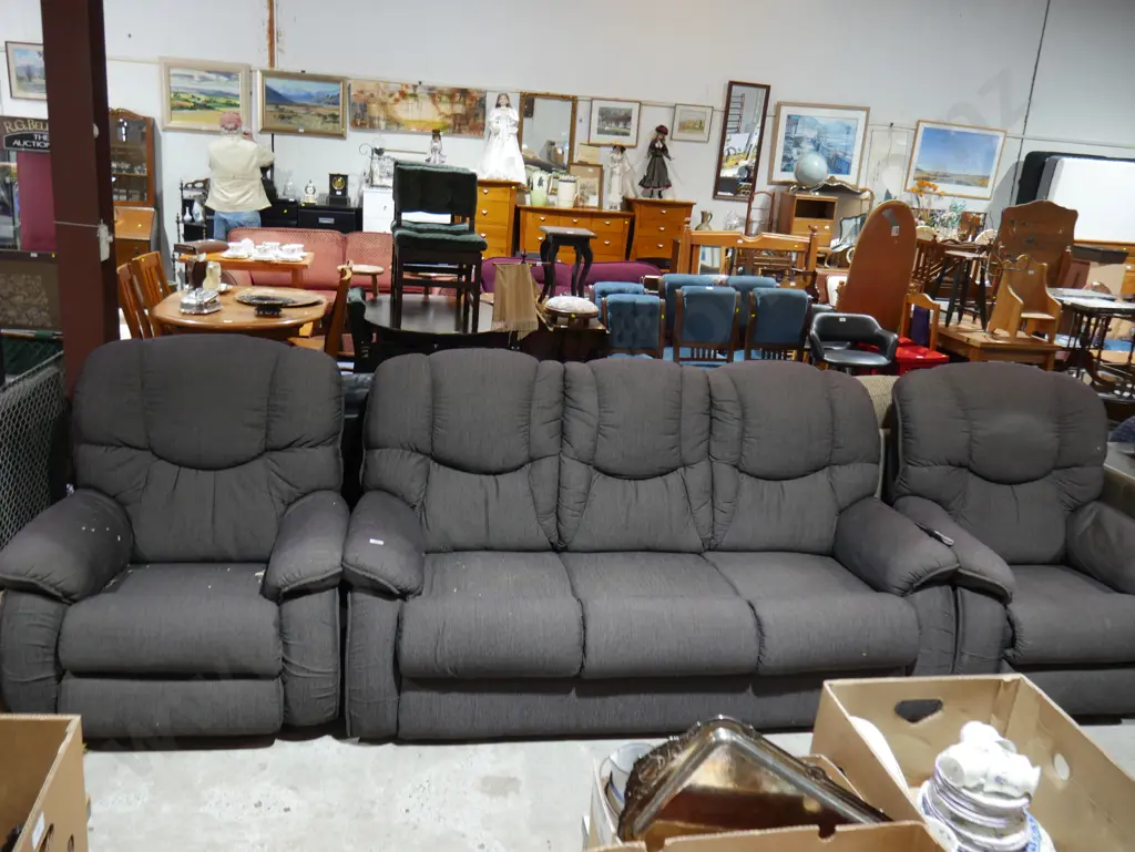Three-piece recliner lounge suite Image 1++