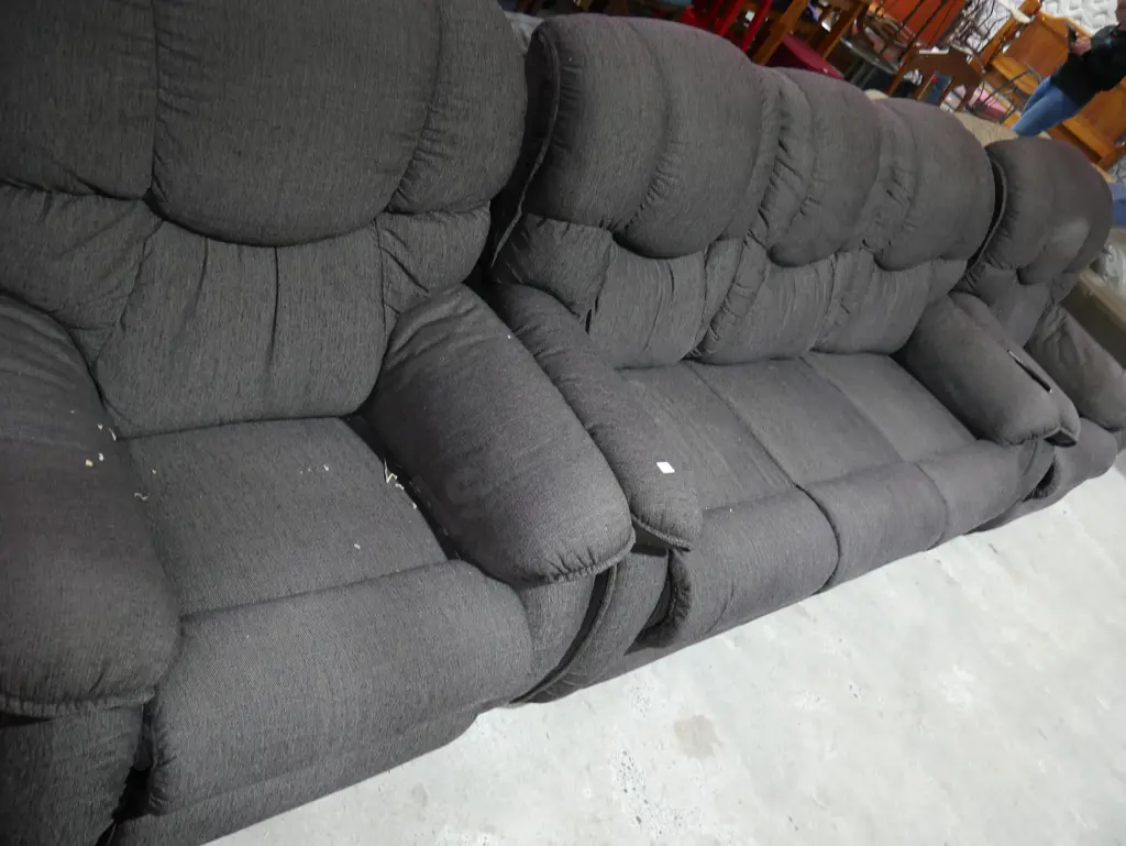 Three-piece recliner lounge suite Image 1++