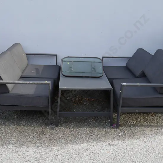 Outdoor lounge suite