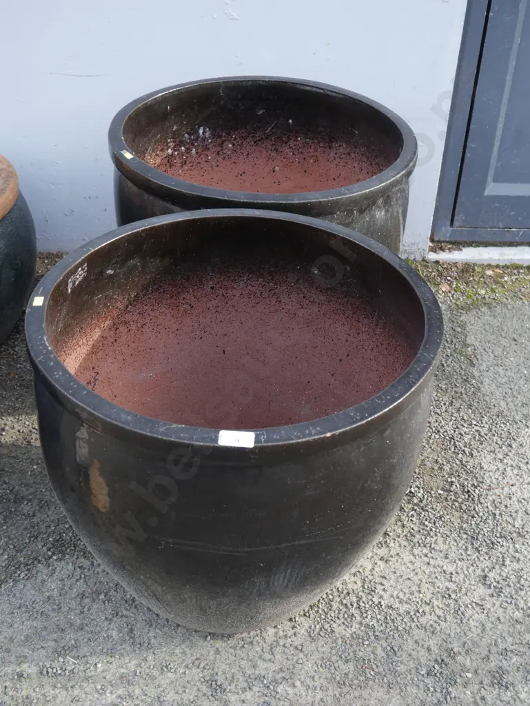 Pair of large plant pots Image 1++