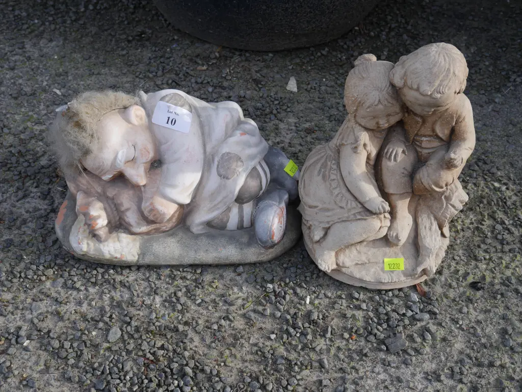 2 garden figurines Image 1++