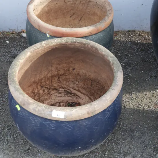 2 plant pots